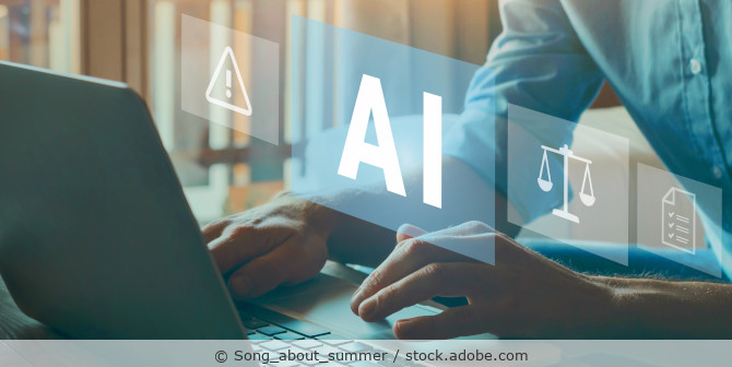 Person nutzt KI an Laptop.