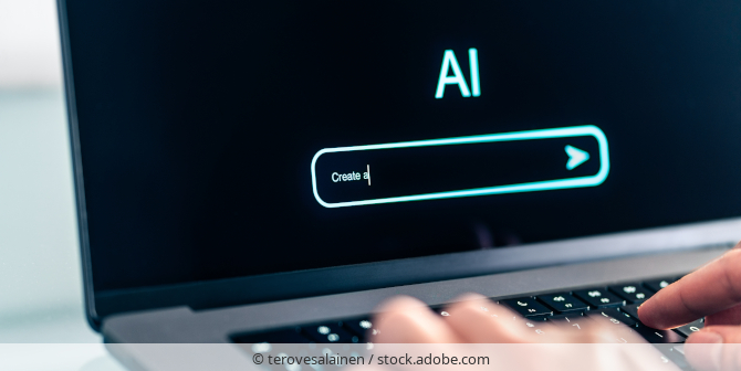 Person gibt Prompt in Chatbot ein.