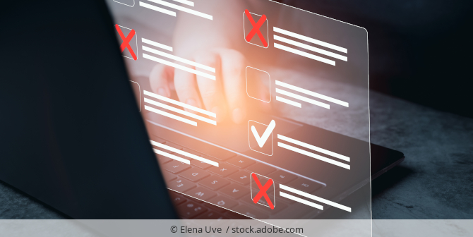 Hologram einer Checkliste auf einem Laptop.